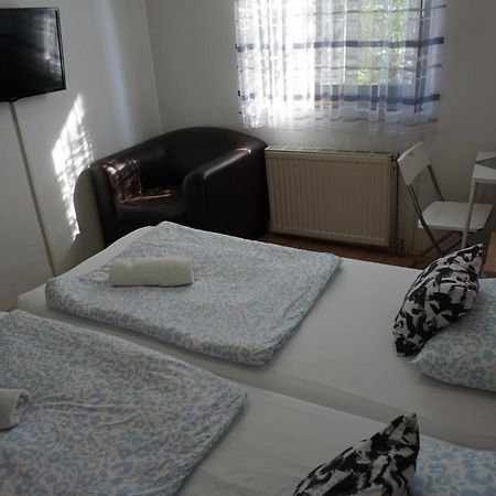 Majus 1 Vendeghaz - Torony Hotel Buitenkant foto