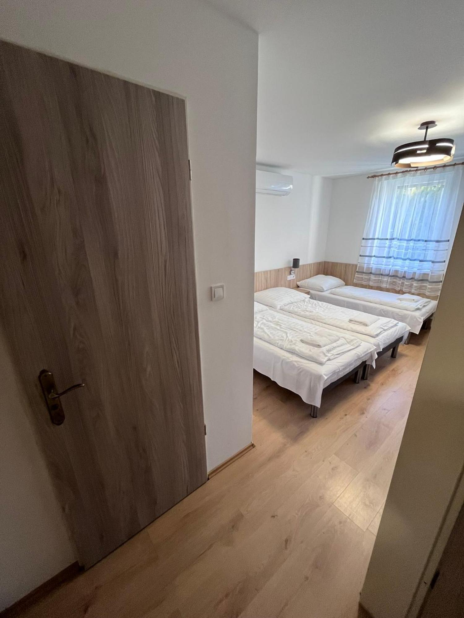 Majus 1 Vendeghaz - Torony Hotel Buitenkant foto
