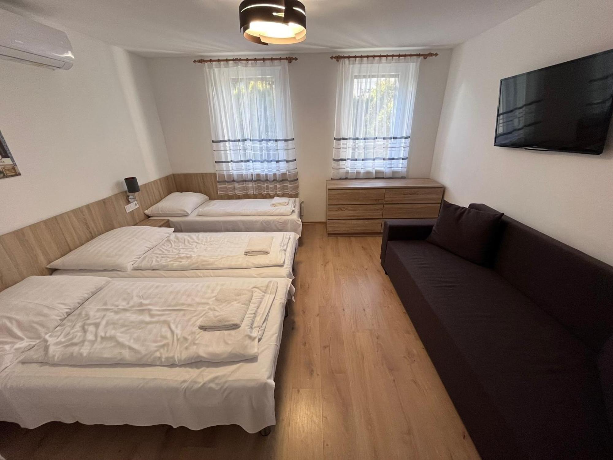 Majus 1 Vendeghaz - Torony Hotel Buitenkant foto