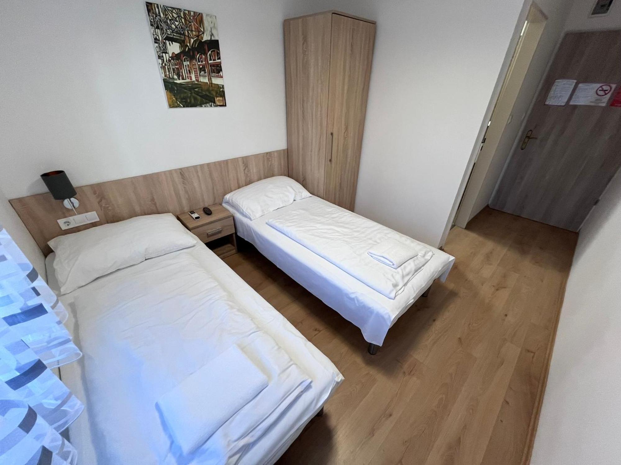 Majus 1 Vendeghaz - Torony Hotel Buitenkant foto