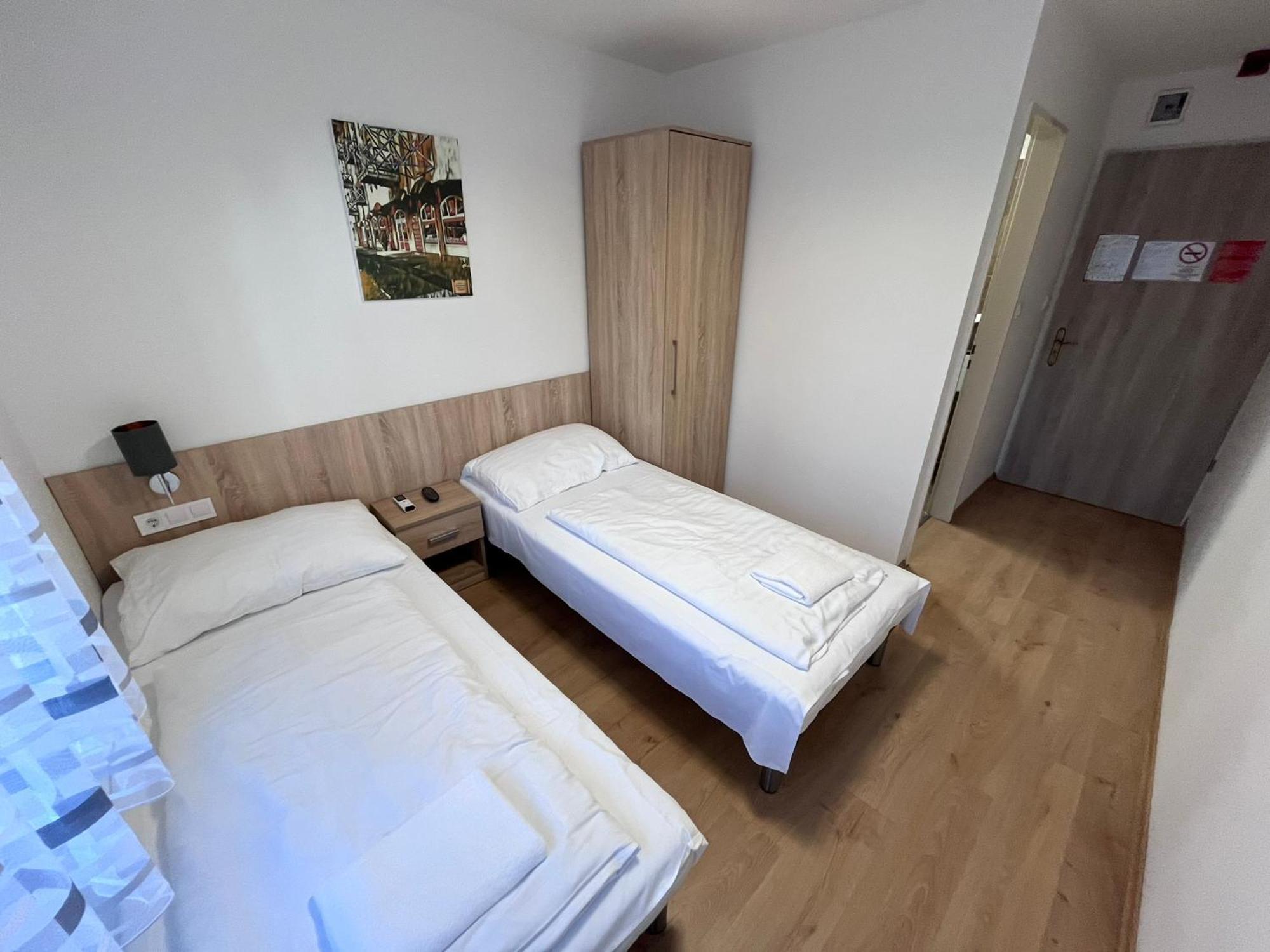 Majus 1 Vendeghaz - Torony Hotel Buitenkant foto