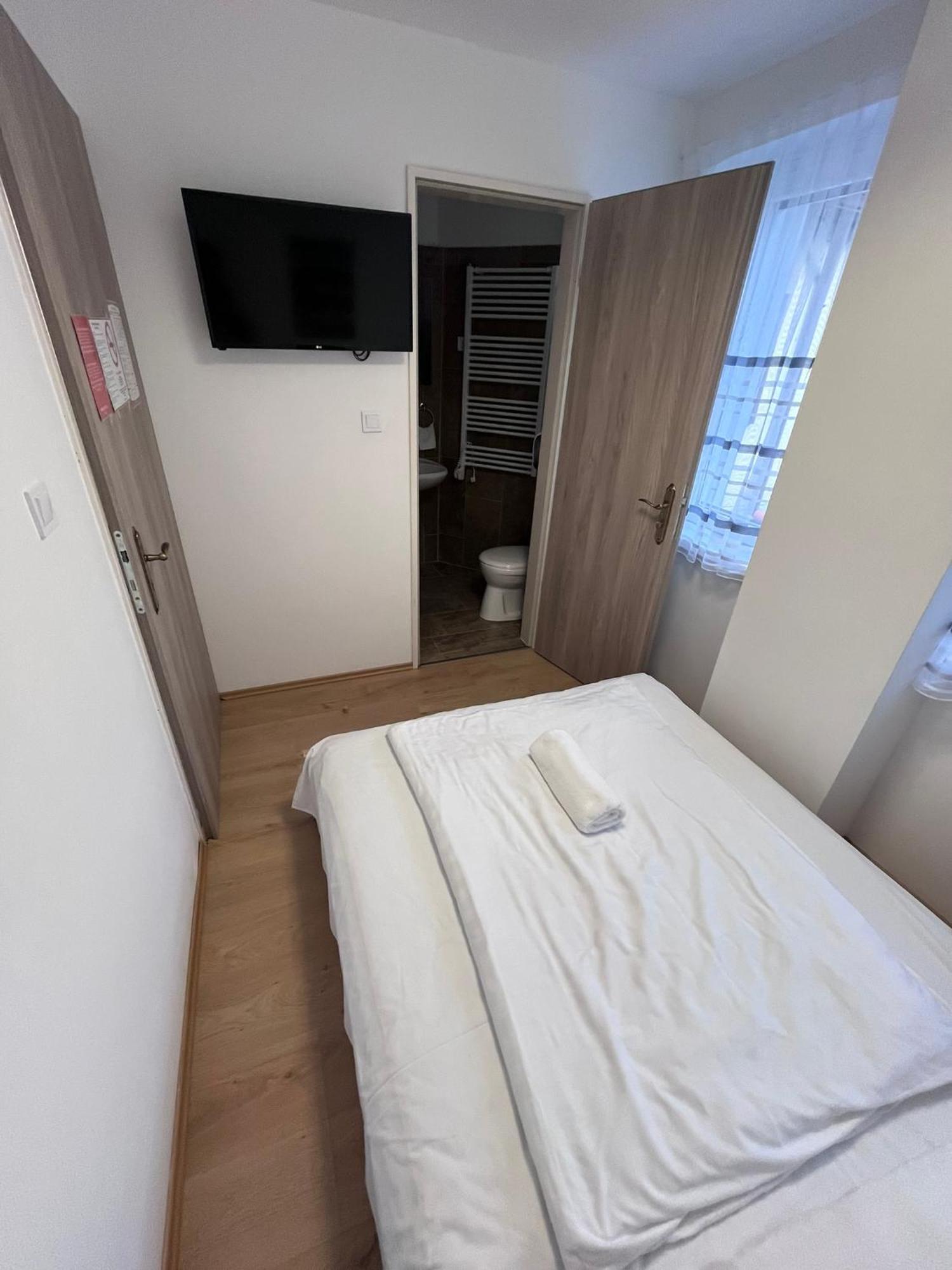 Majus 1 Vendeghaz - Torony Hotel Buitenkant foto