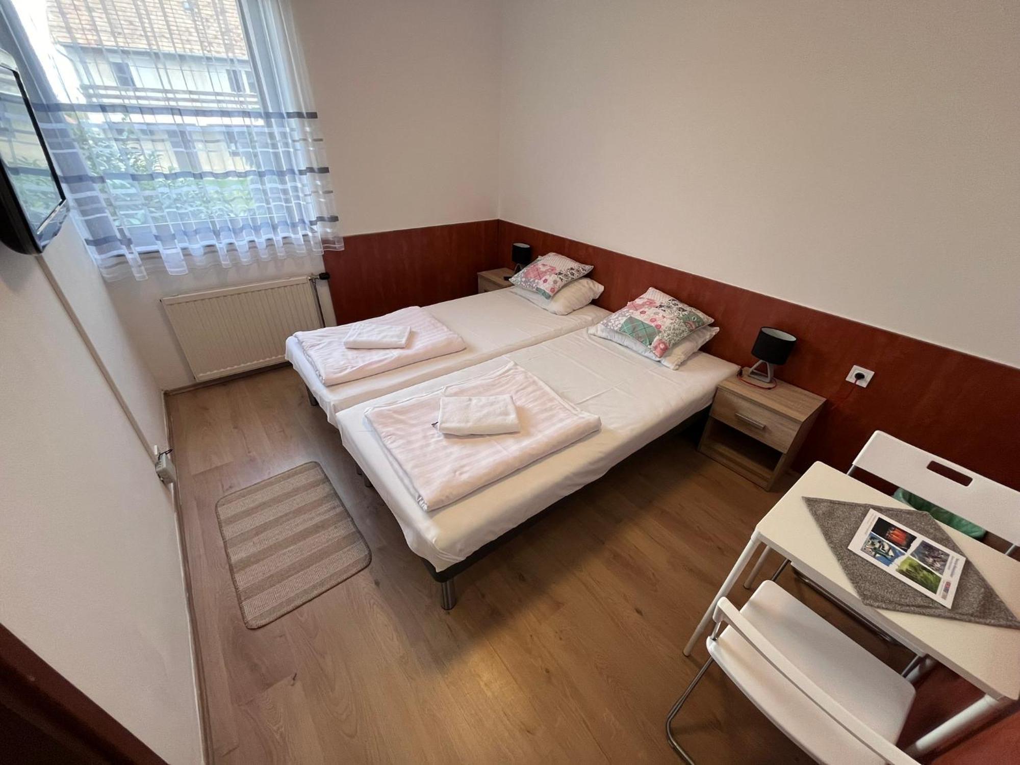 Majus 1 Vendeghaz - Torony Hotel Buitenkant foto