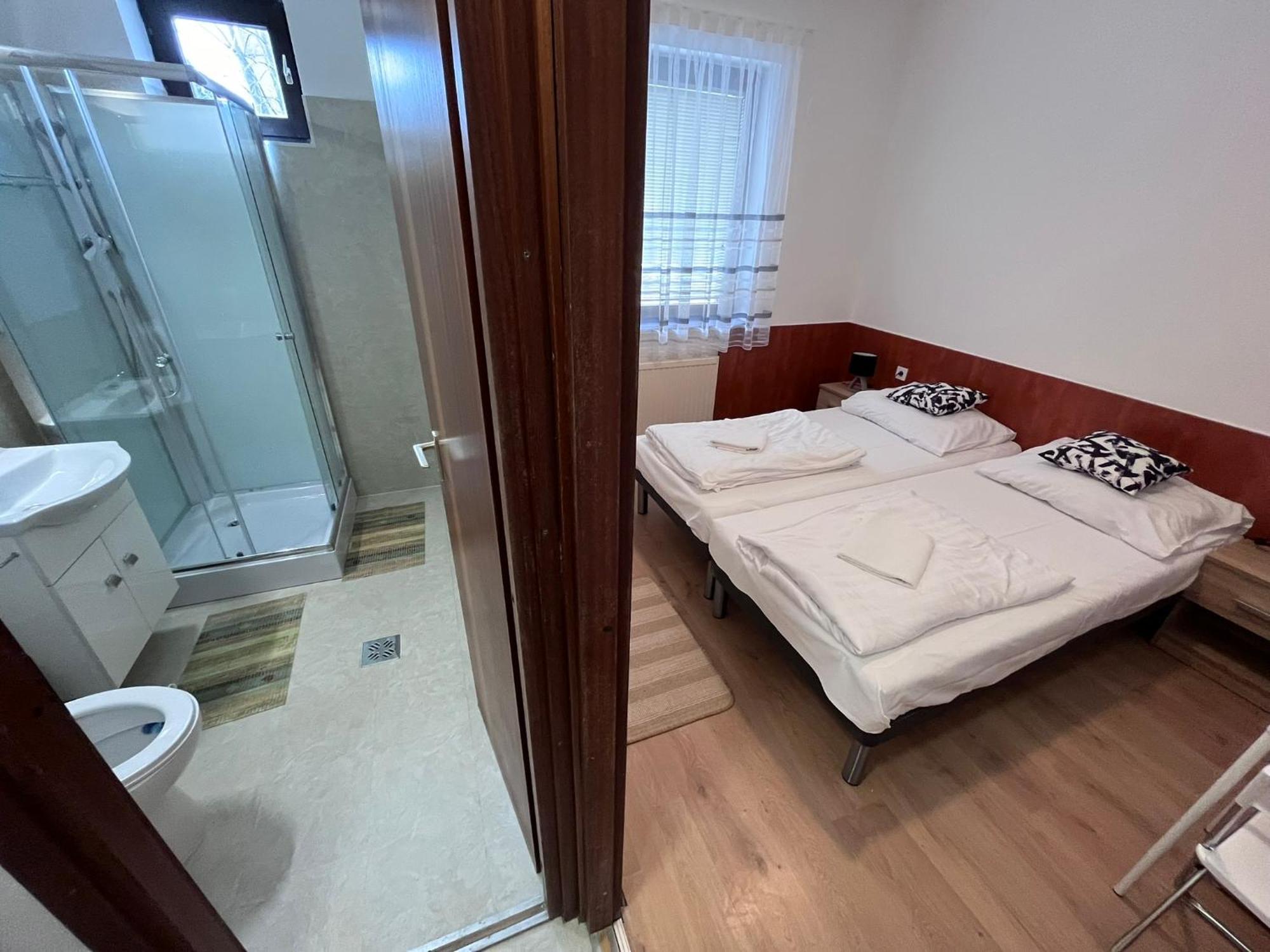 Majus 1 Vendeghaz - Torony Hotel Buitenkant foto