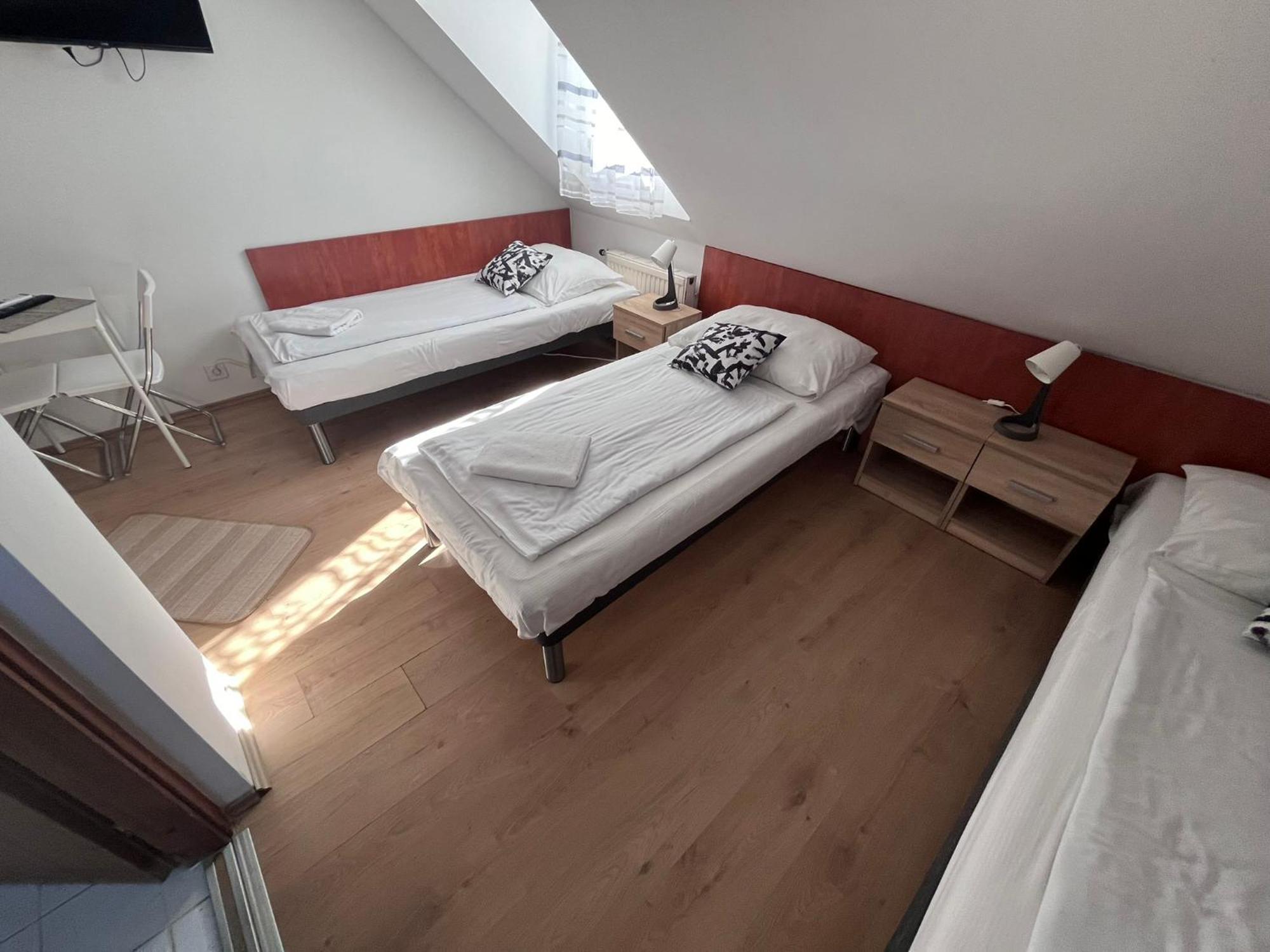 Majus 1 Vendeghaz - Torony Hotel Buitenkant foto