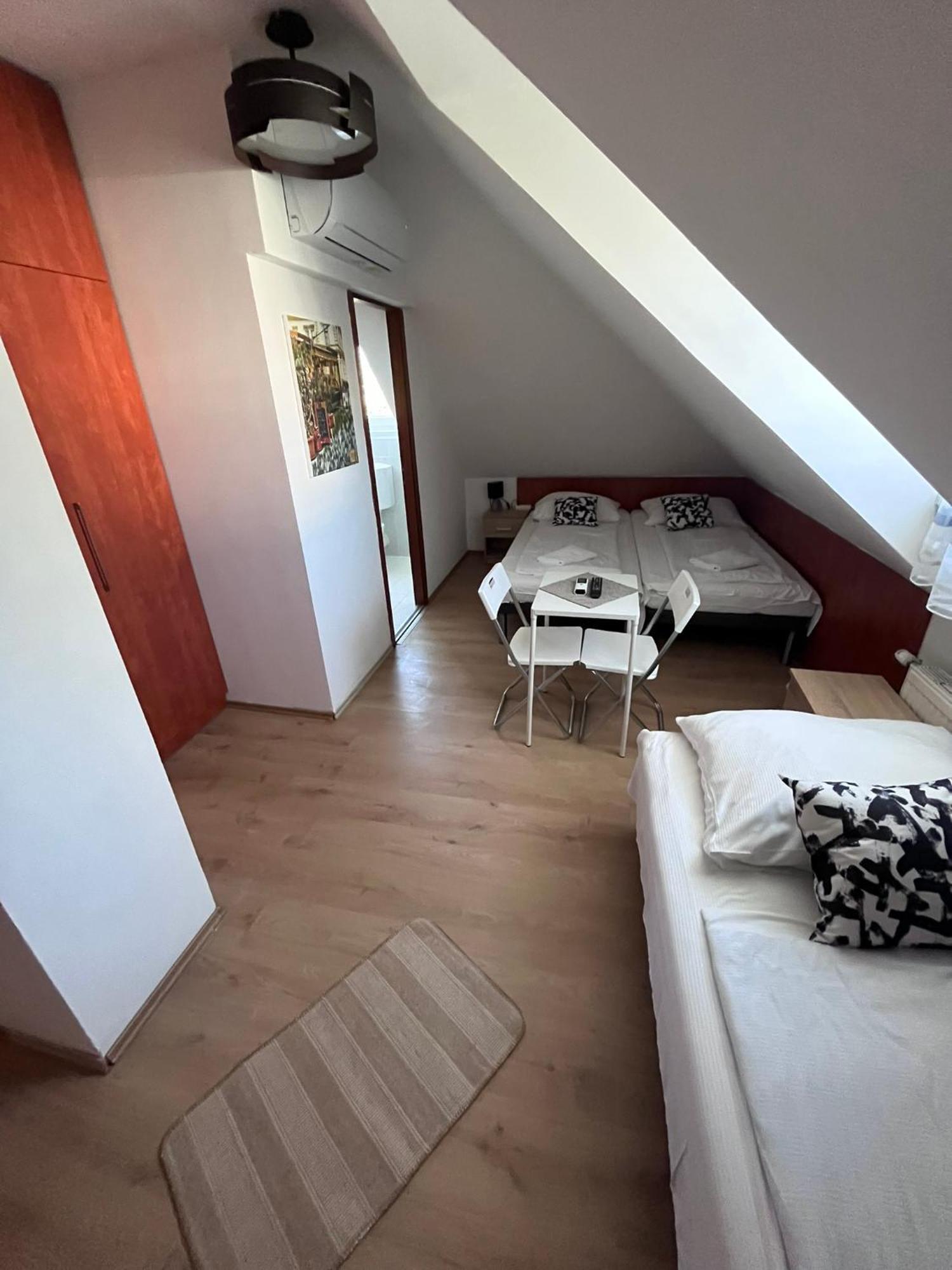 Majus 1 Vendeghaz - Torony Hotel Buitenkant foto