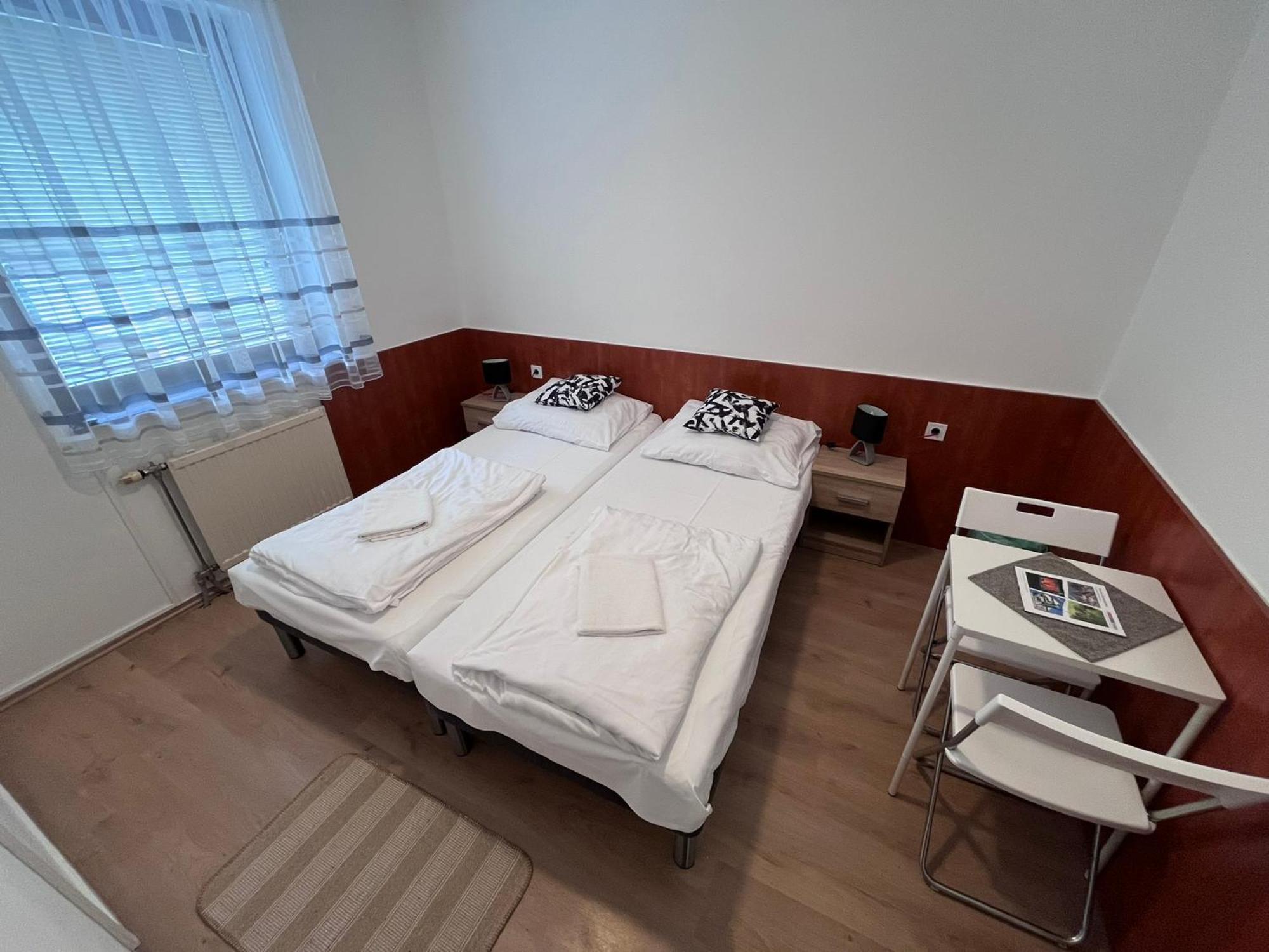 Majus 1 Vendeghaz - Torony Hotel Buitenkant foto