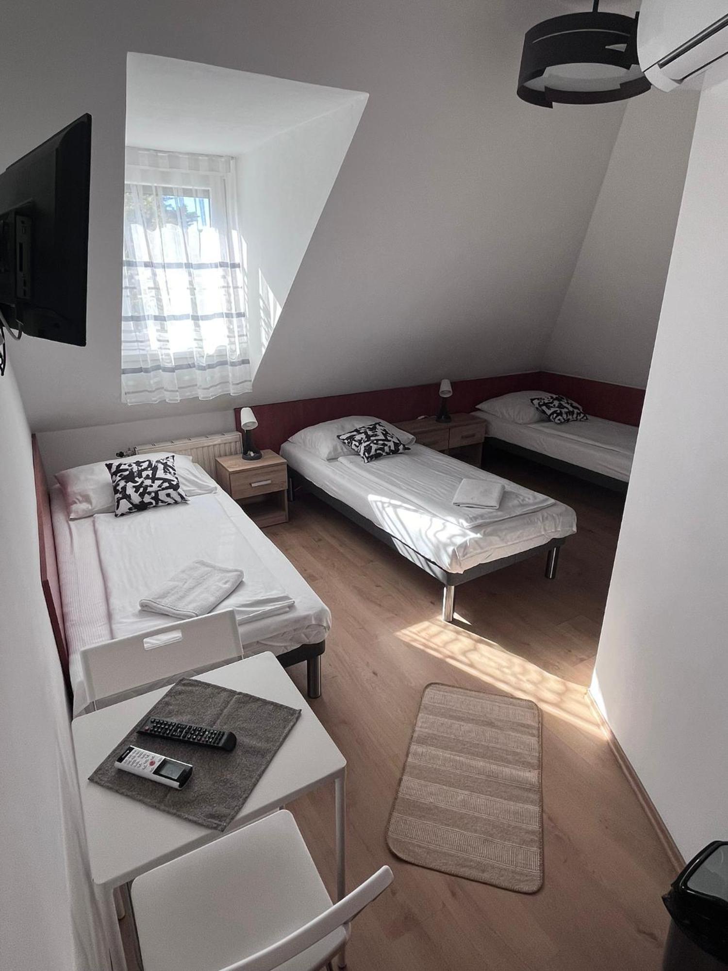 Majus 1 Vendeghaz - Torony Hotel Buitenkant foto