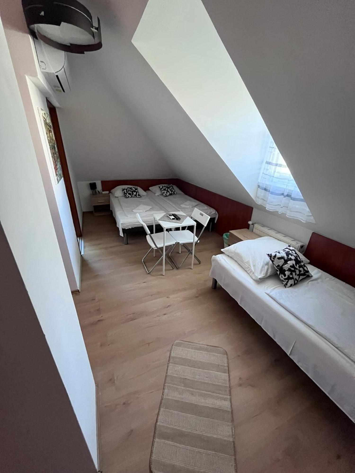 Majus 1 Vendeghaz - Torony Hotel Buitenkant foto