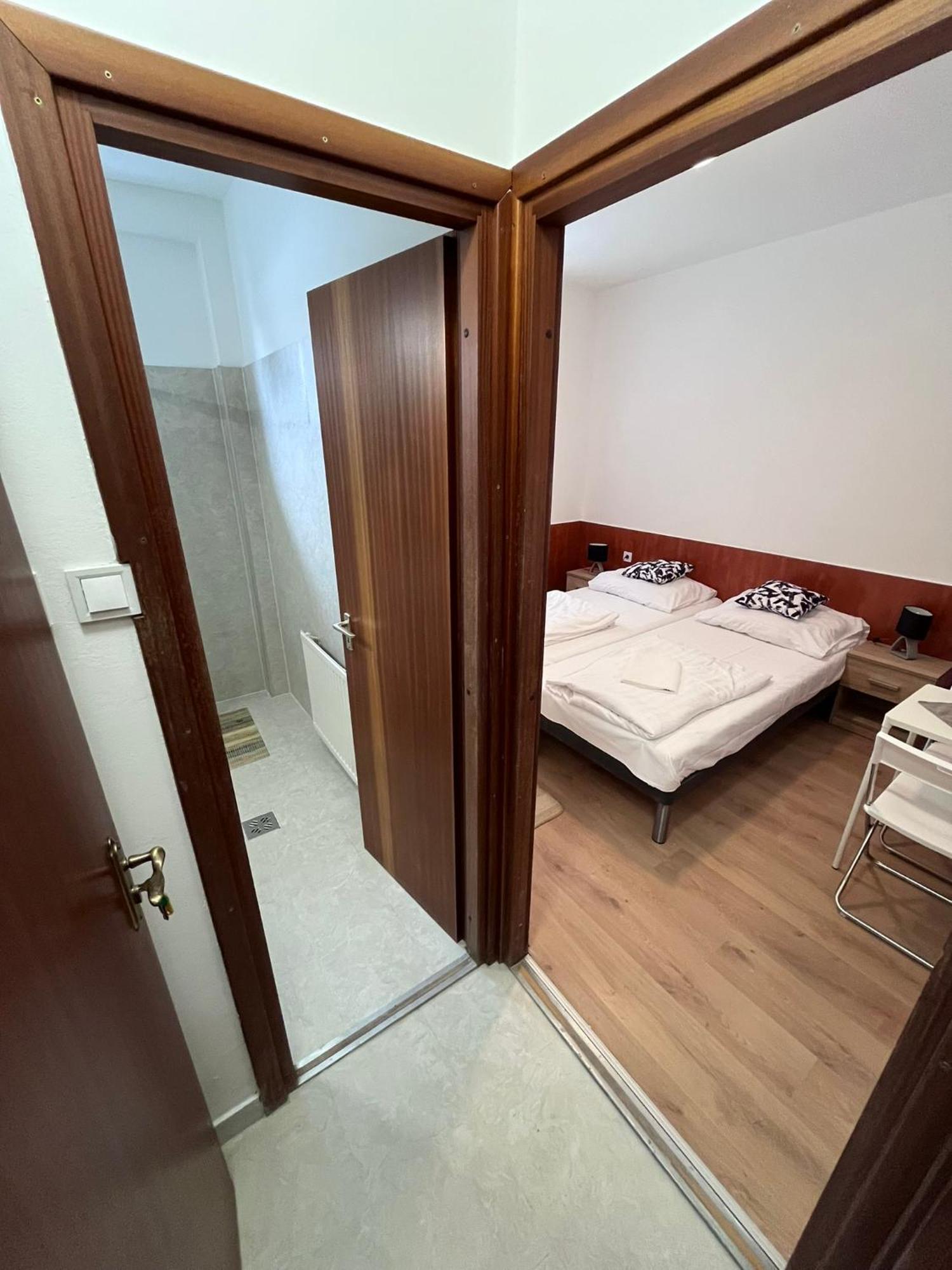 Majus 1 Vendeghaz - Torony Hotel Buitenkant foto