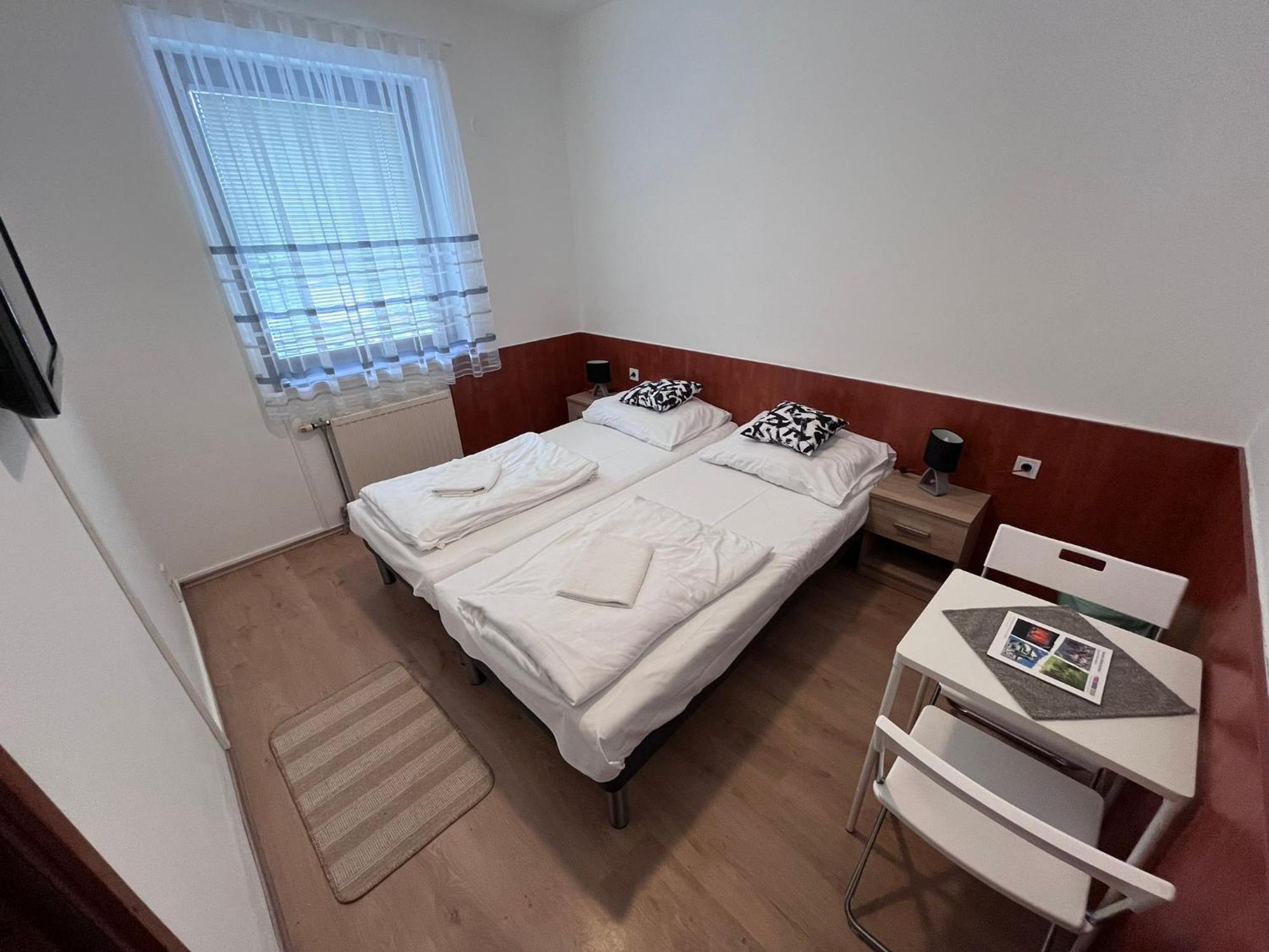 Majus 1 Vendeghaz - Torony Hotel Buitenkant foto