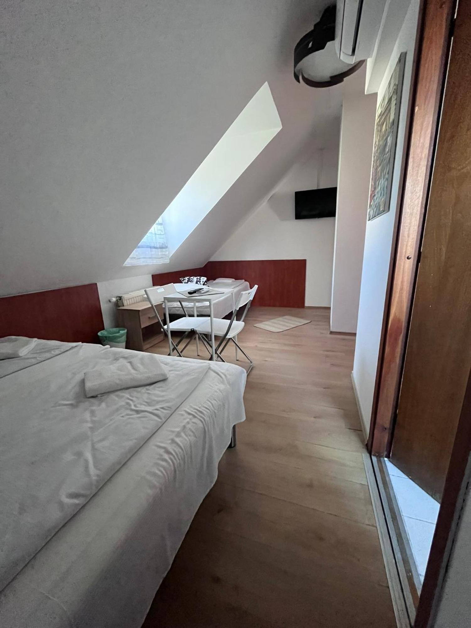 Majus 1 Vendeghaz - Torony Hotel Buitenkant foto