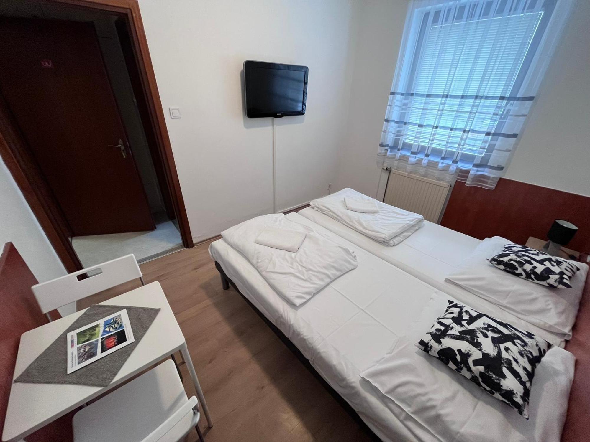 Majus 1 Vendeghaz - Torony Hotel Buitenkant foto