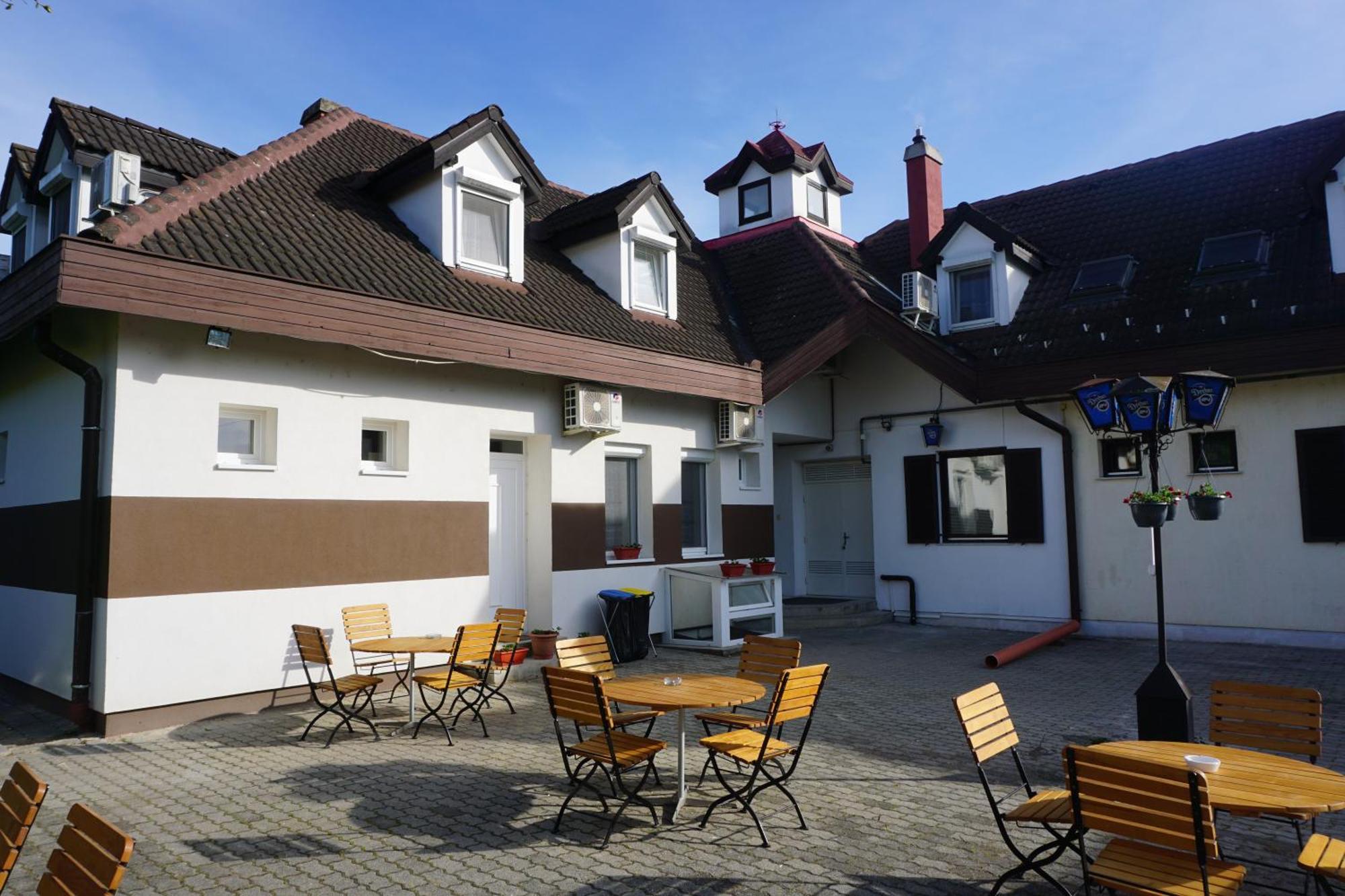 Majus 1 Vendeghaz - Torony Hotel Buitenkant foto