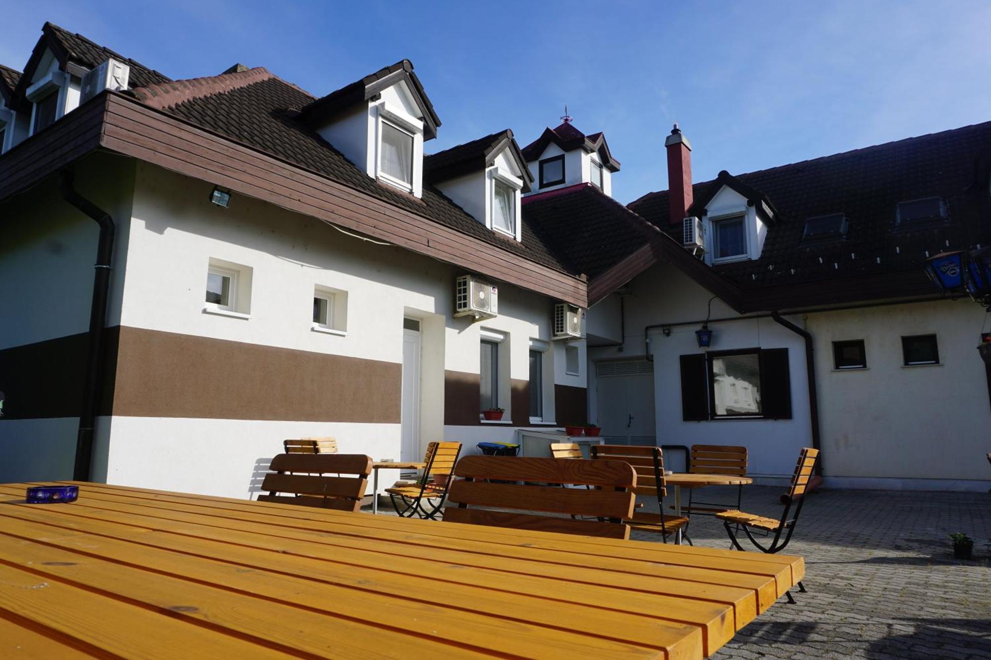 Majus 1 Vendeghaz - Torony Hotel Buitenkant foto