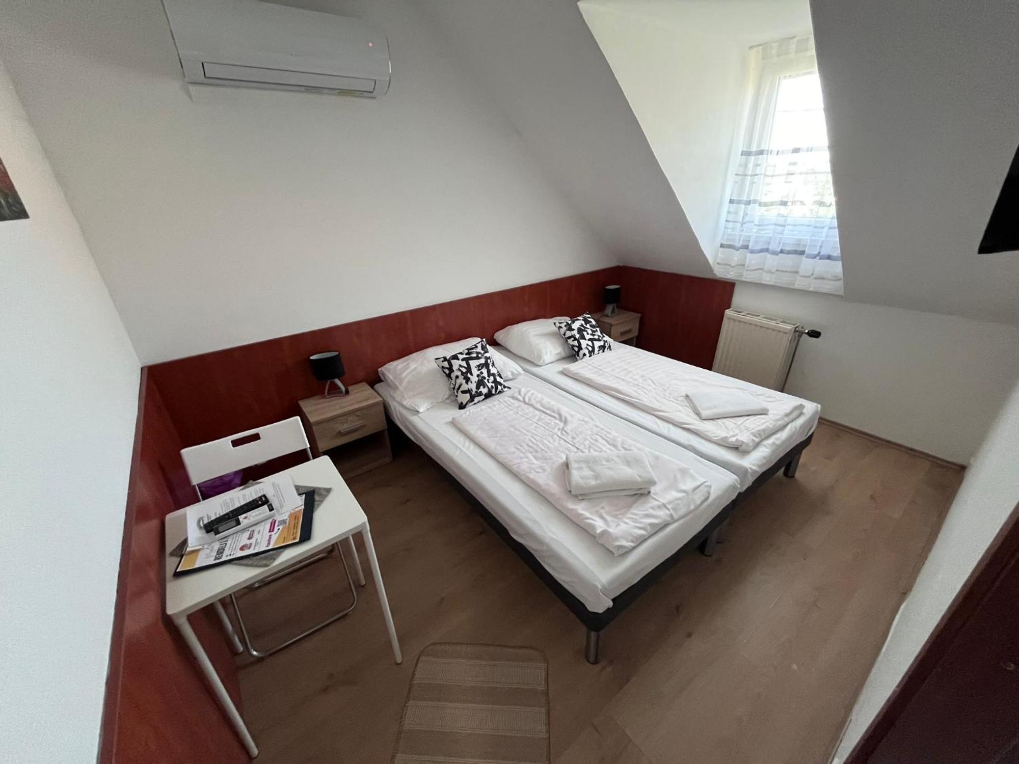 Majus 1 Vendeghaz - Torony Hotel Buitenkant foto