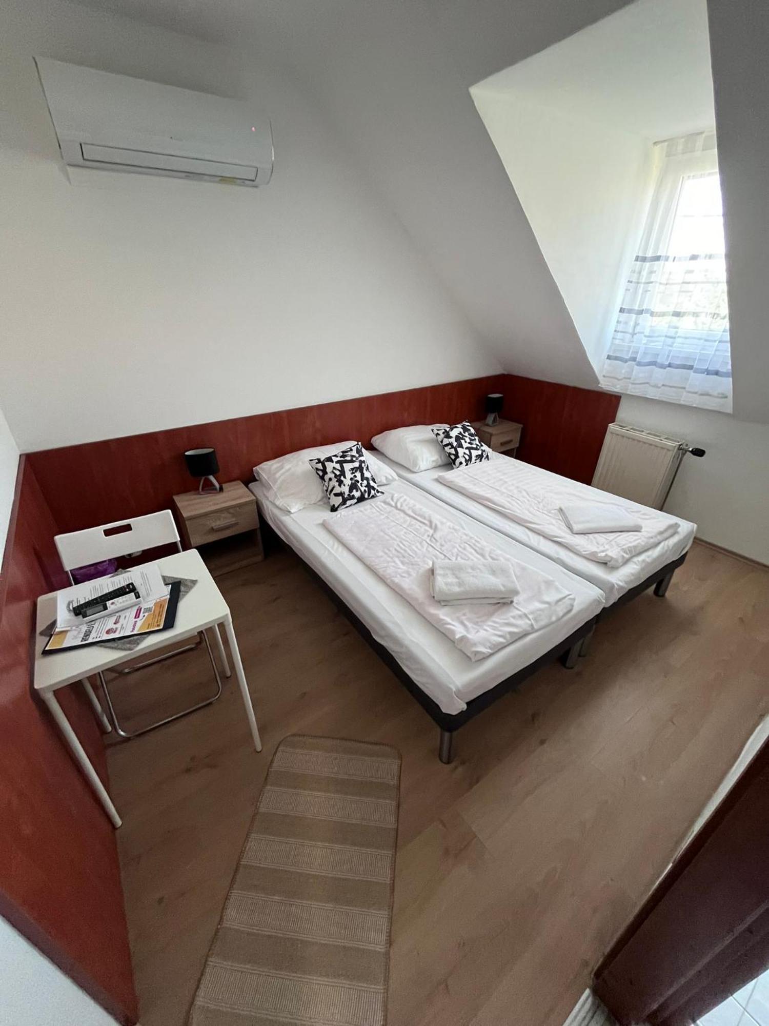 Majus 1 Vendeghaz - Torony Hotel Buitenkant foto