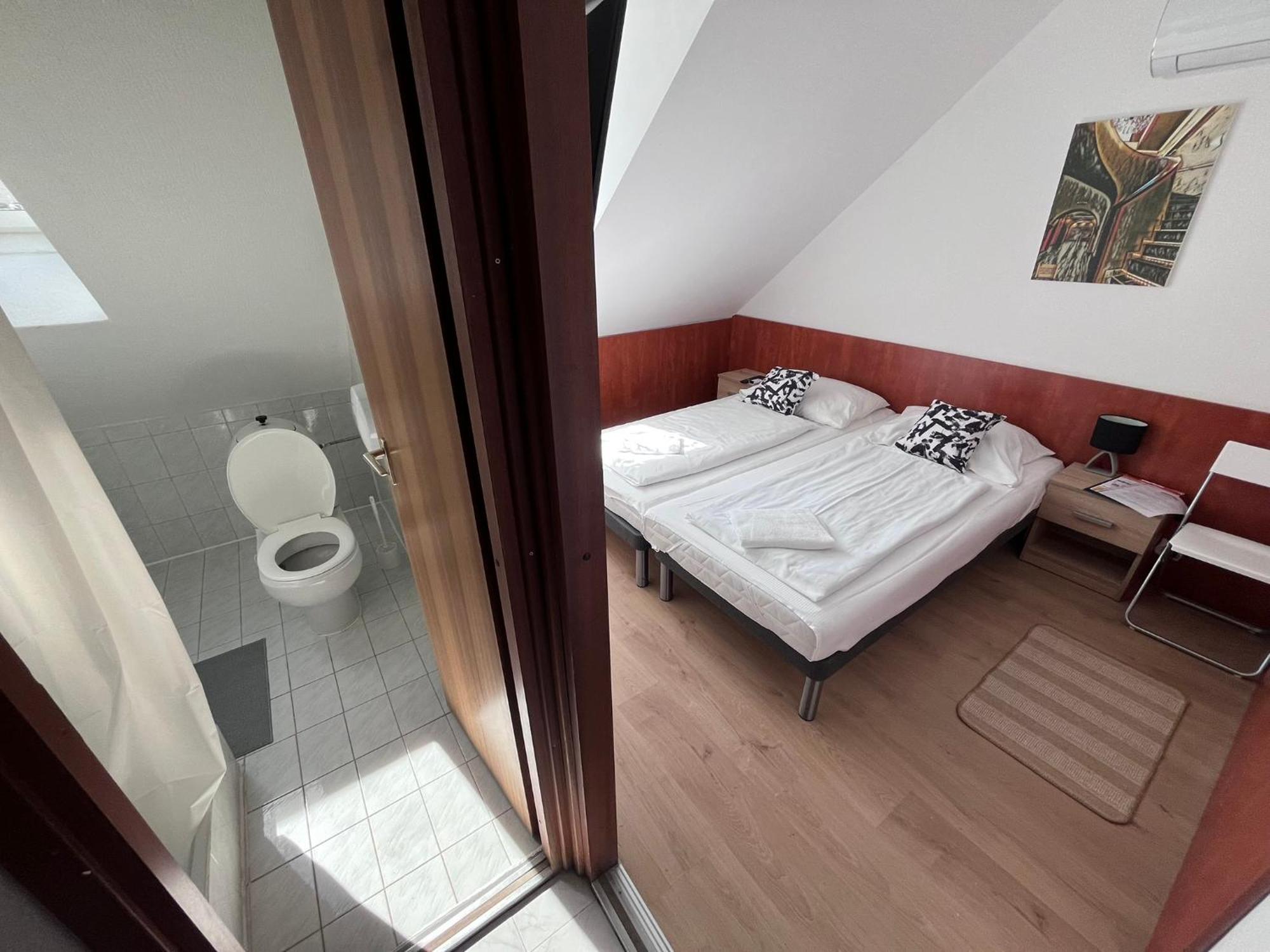 Majus 1 Vendeghaz - Torony Hotel Buitenkant foto