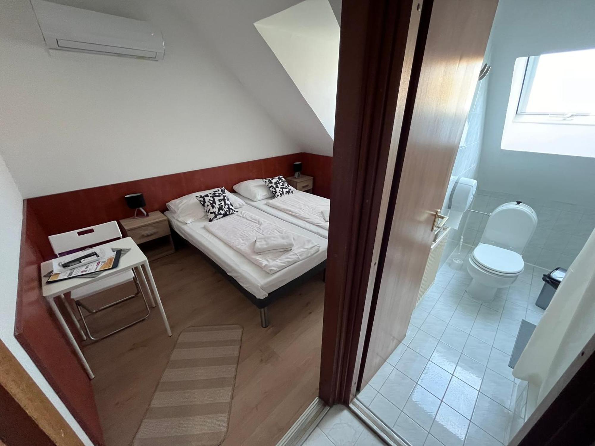 Majus 1 Vendeghaz - Torony Hotel Buitenkant foto