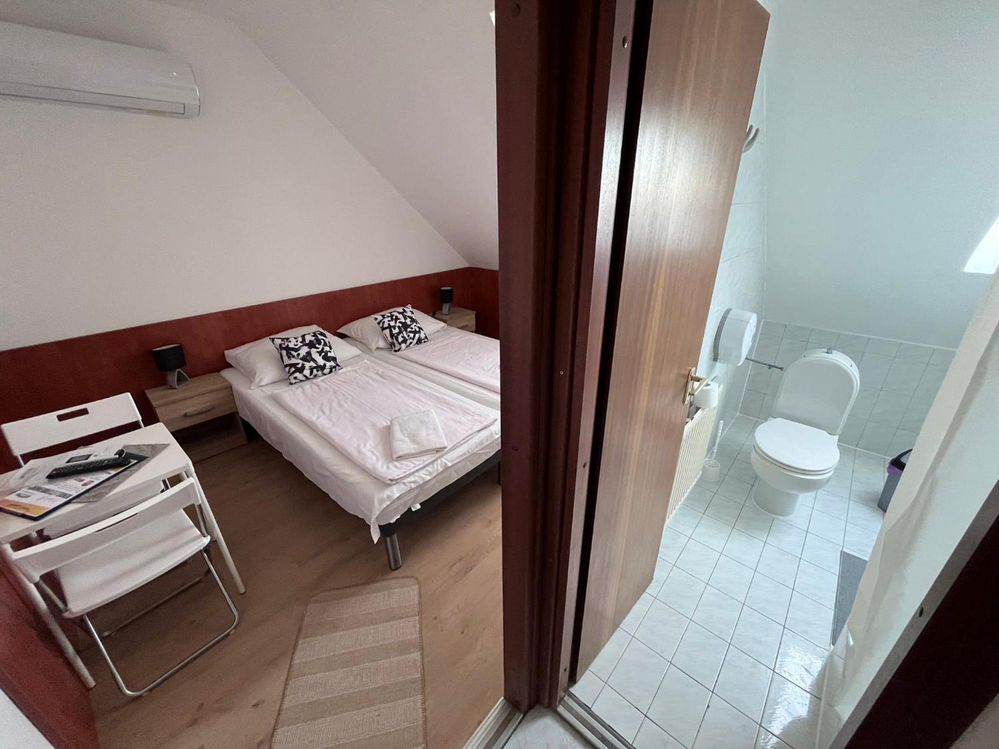 Majus 1 Vendeghaz - Torony Hotel Buitenkant foto