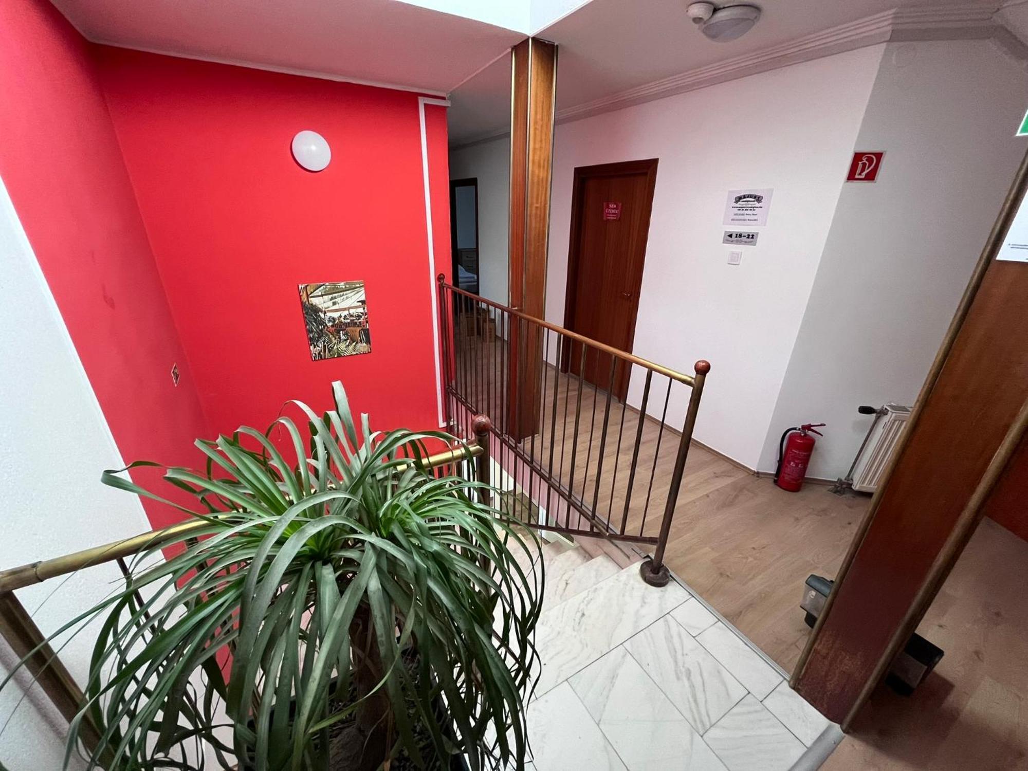 Majus 1 Vendeghaz - Torony Hotel Buitenkant foto