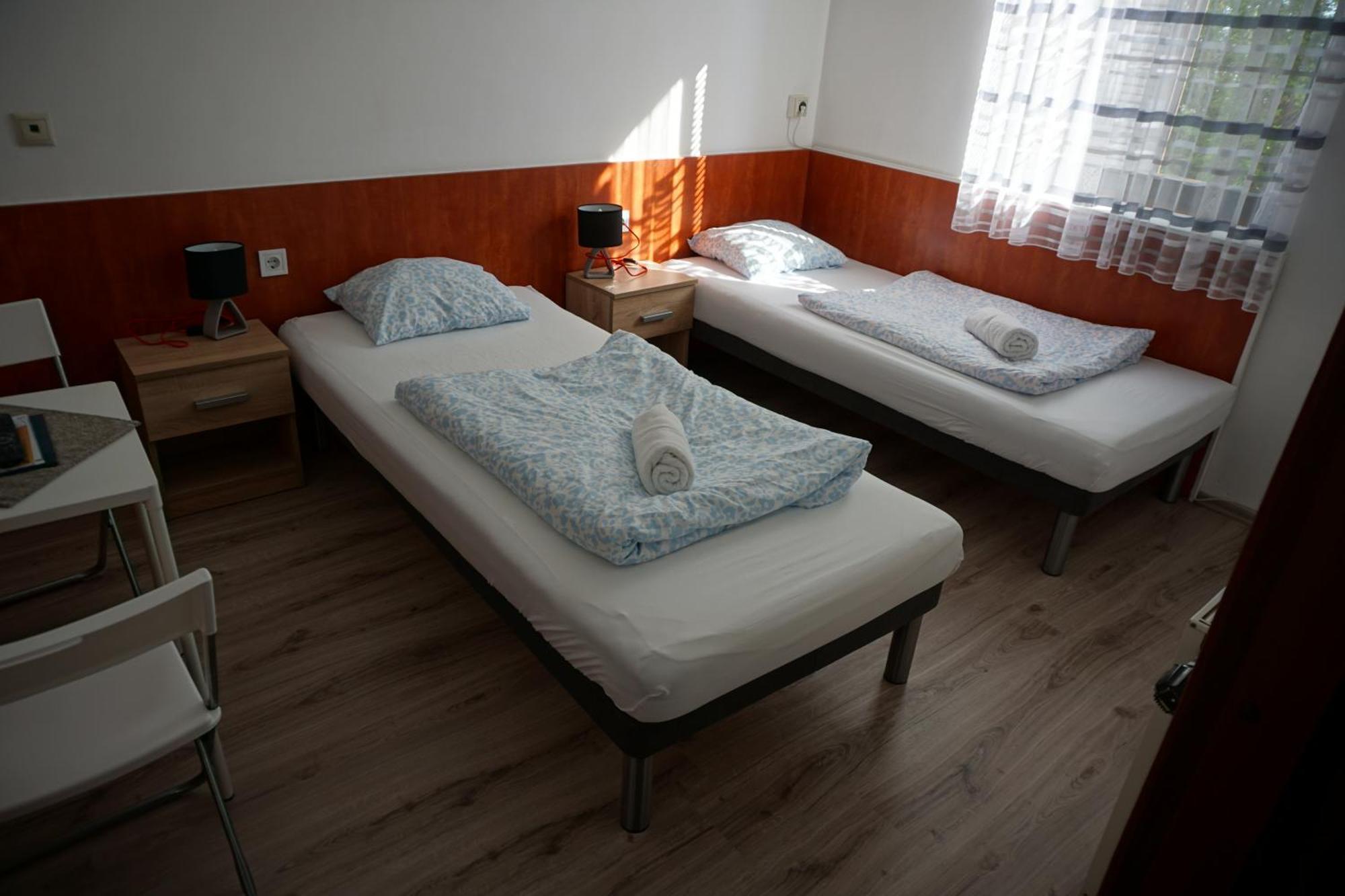 Majus 1 Vendeghaz - Torony Hotel Buitenkant foto