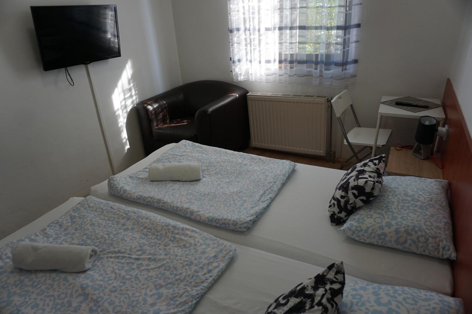Majus 1 Vendeghaz - Torony Hotel Buitenkant foto