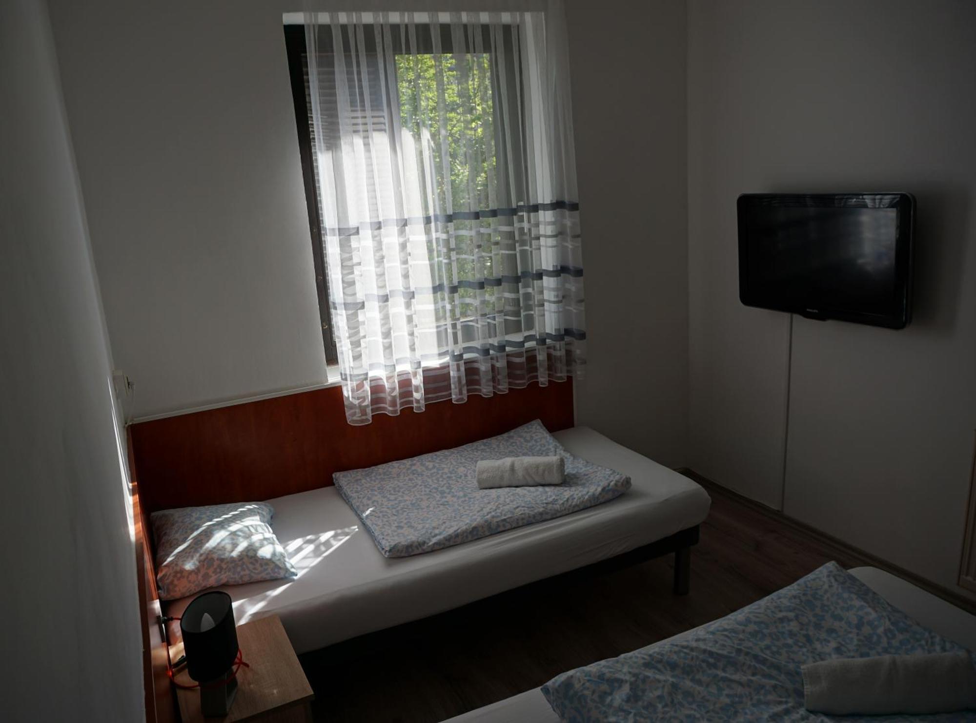 Majus 1 Vendeghaz - Torony Hotel Buitenkant foto