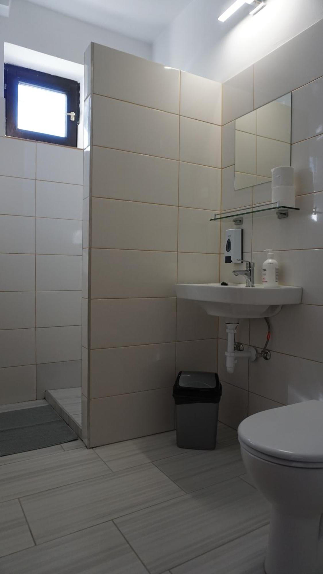 Majus 1 Vendeghaz - Torony Hotel Buitenkant foto