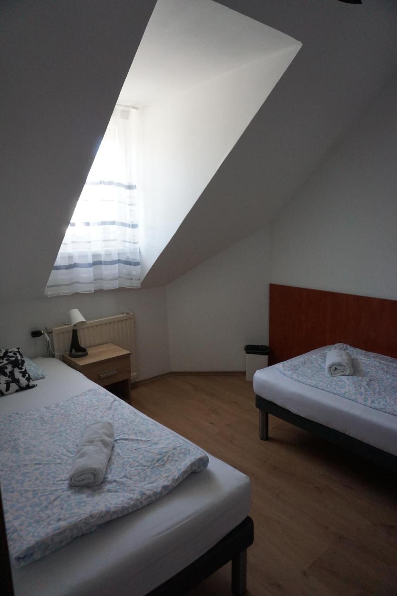 Majus 1 Vendeghaz - Torony Hotel Buitenkant foto