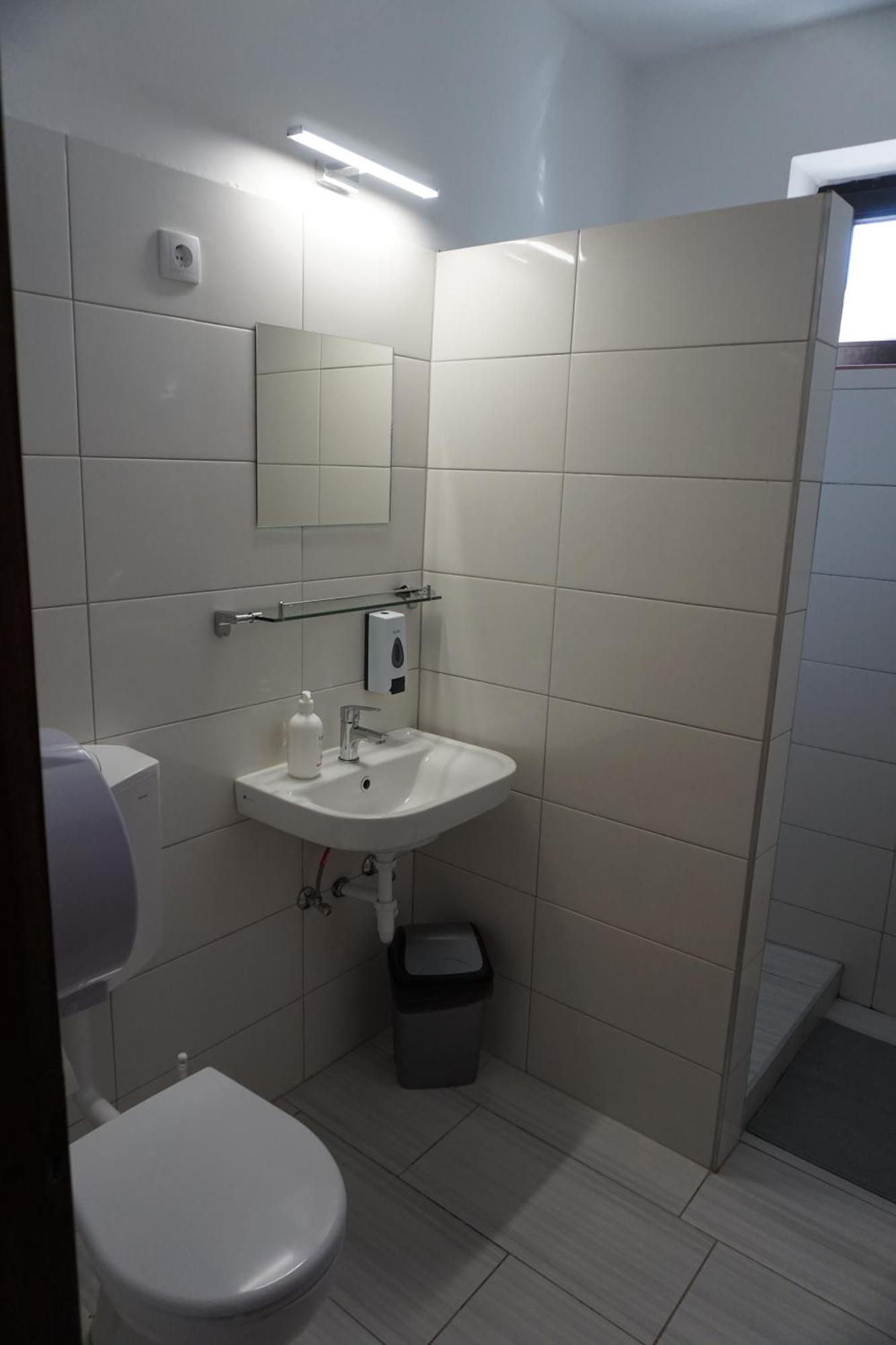 Majus 1 Vendeghaz - Torony Hotel Buitenkant foto