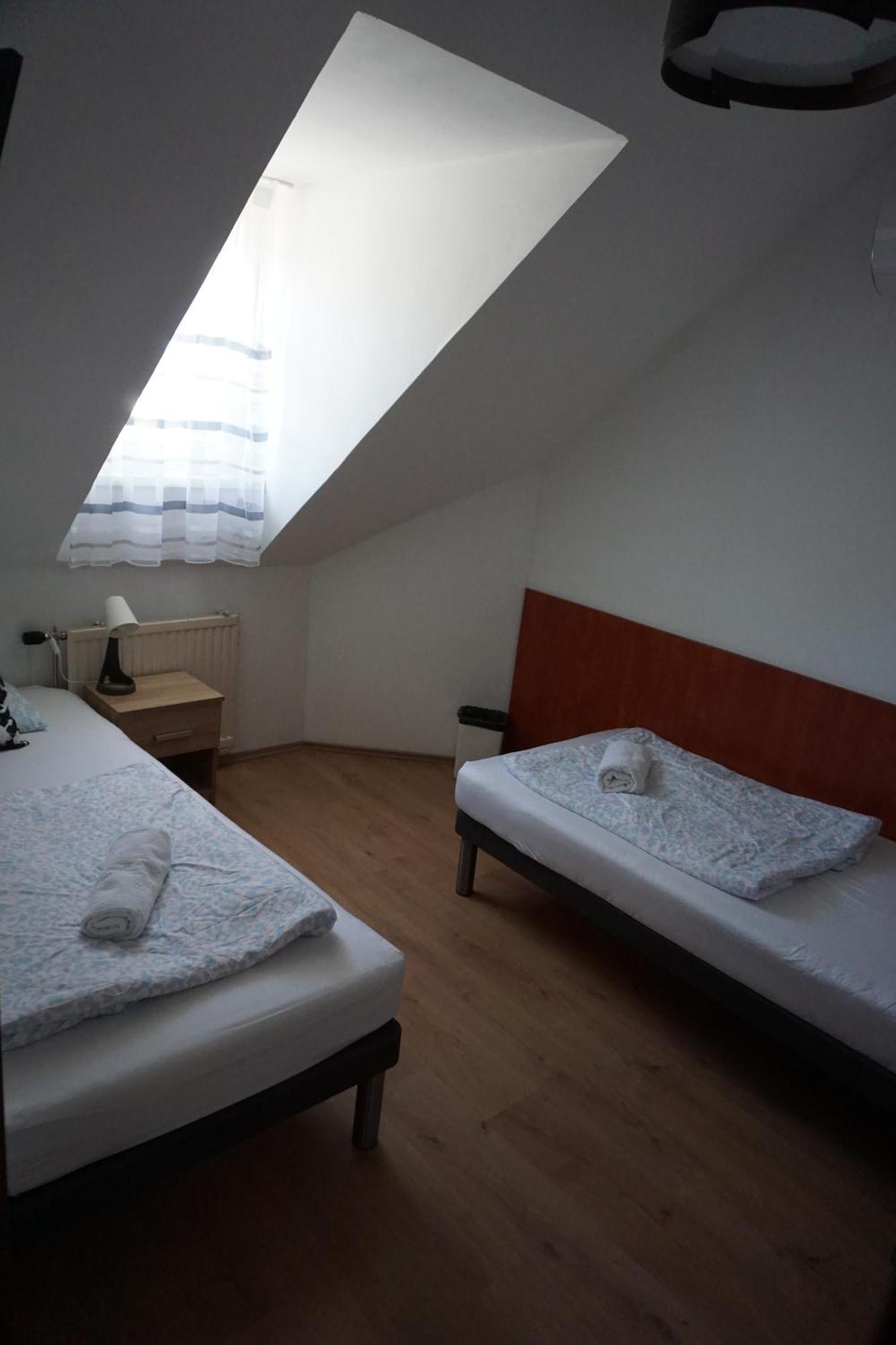 Majus 1 Vendeghaz - Torony Hotel Buitenkant foto