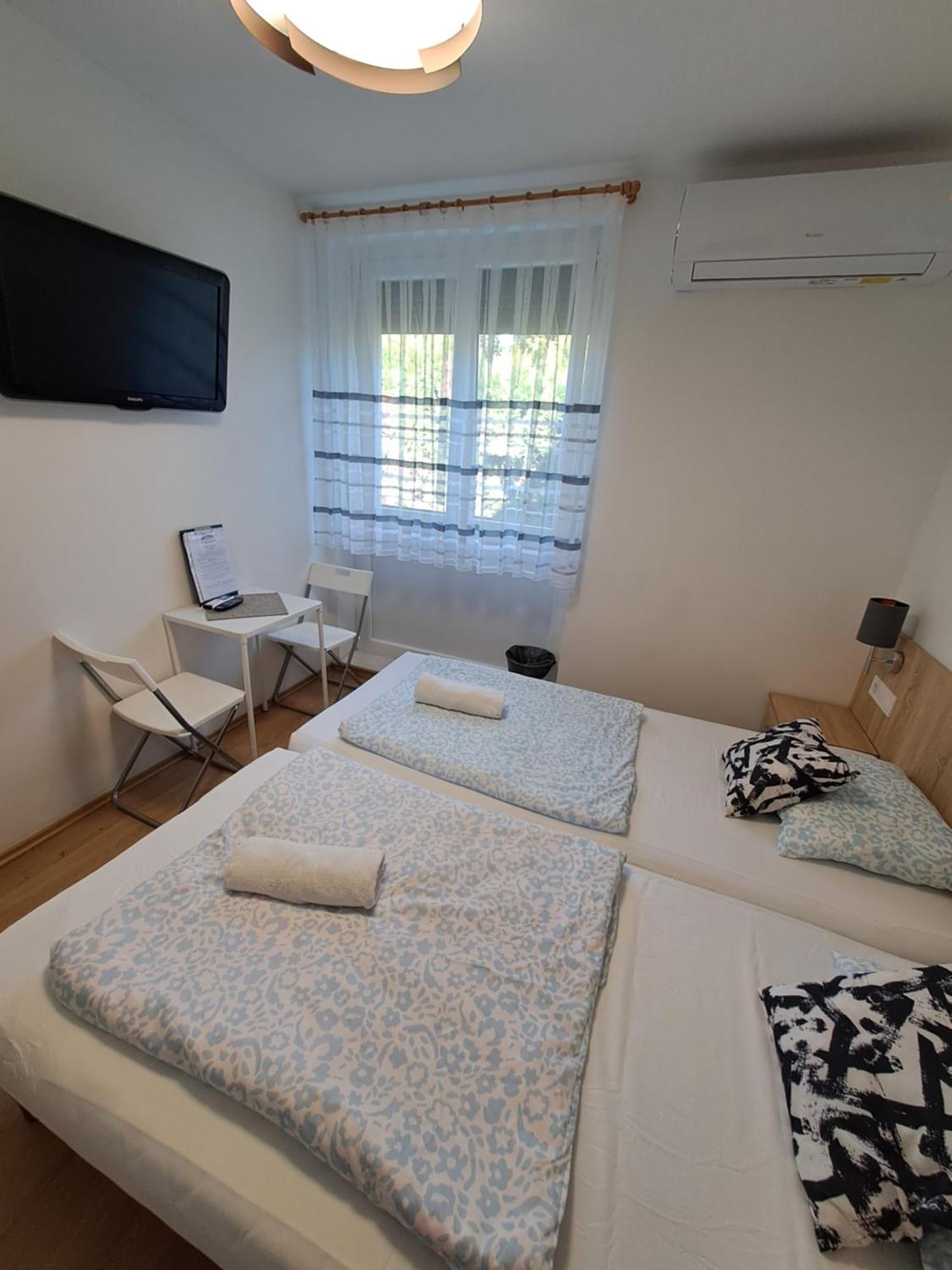 Majus 1 Vendeghaz - Torony Hotel Buitenkant foto