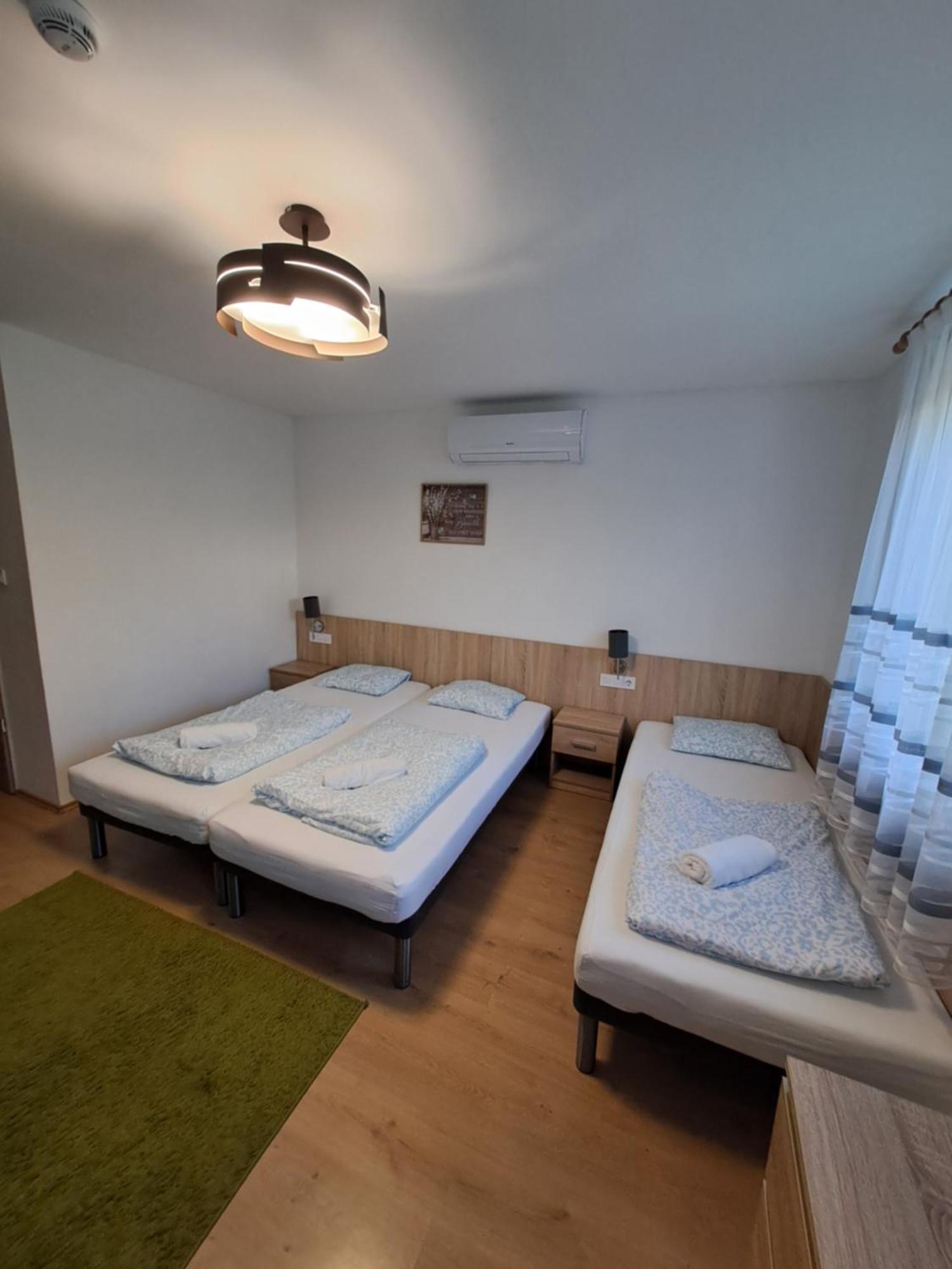 Majus 1 Vendeghaz - Torony Hotel Buitenkant foto