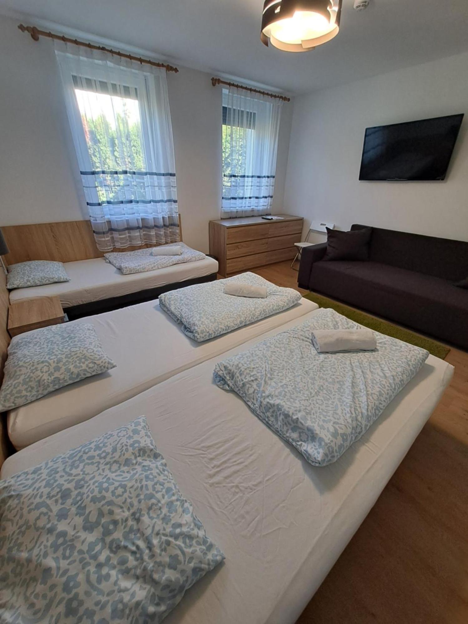 Majus 1 Vendeghaz - Torony Hotel Buitenkant foto